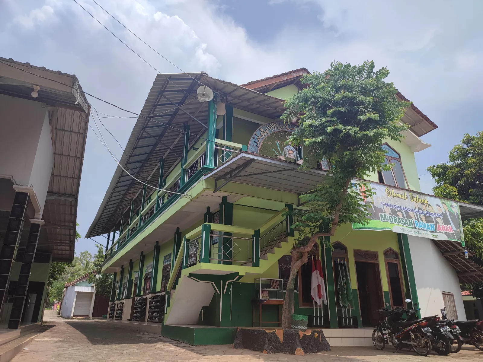 Kantor Guru dan Ruang Kelas